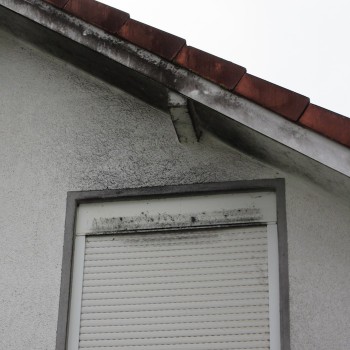 Schwarze Stellen über dem Fenster - SaarLanza-Fassadenreinigung