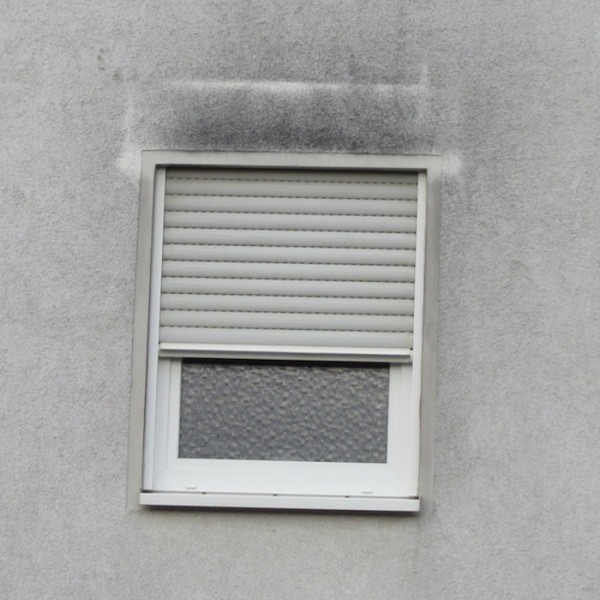 Schwarze Stellen über dem Fenster SaarLanza