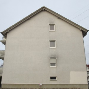 Schwarzalgen an einer Hausfassade