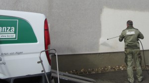 Probereinigung einer Hausfassade