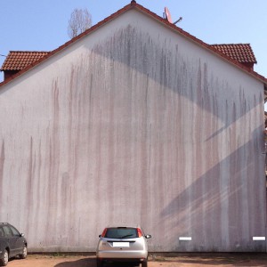 Rotalgen an Hauswand